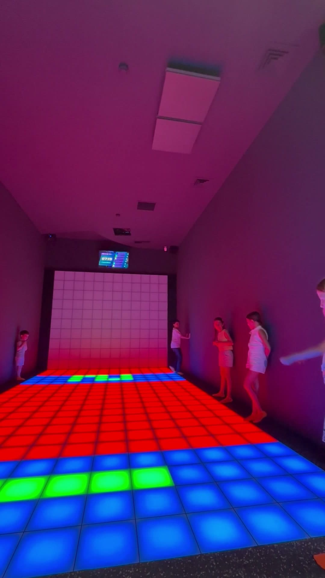 Joc pe podeaua LED iluminată în roșu și albastru la Hai Pixel, Chișinău