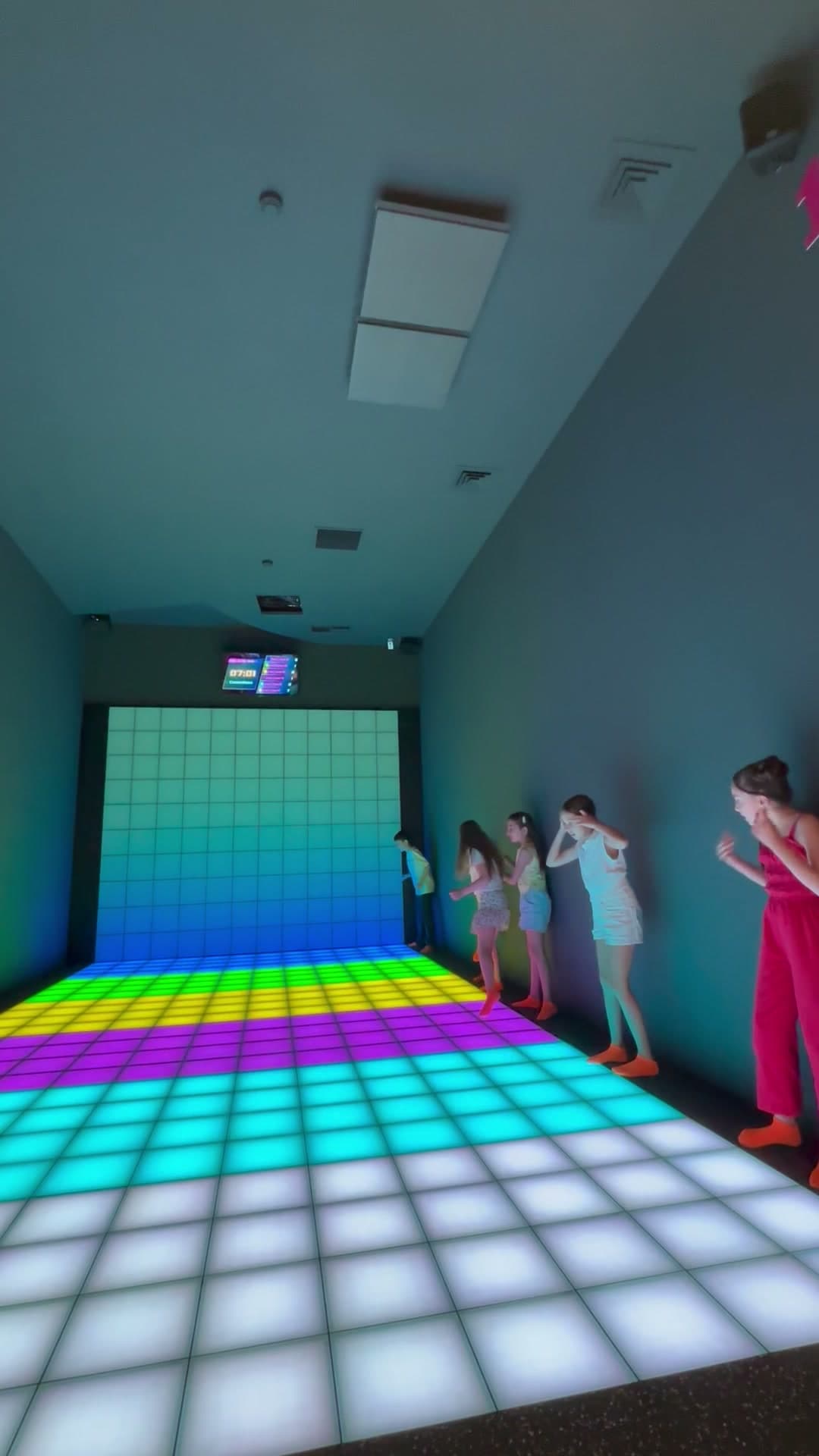 Copii pe podeaua LED interactivă multicoloră la o petrecere de zi de naștere la Hai Pixel, Chișinău