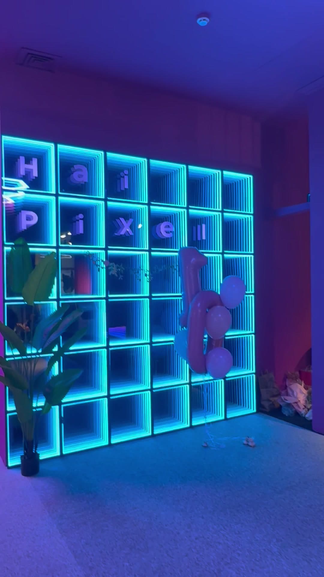Peretele neon Hai Pixel cu baloane, arenă de petreceri în Chișinău