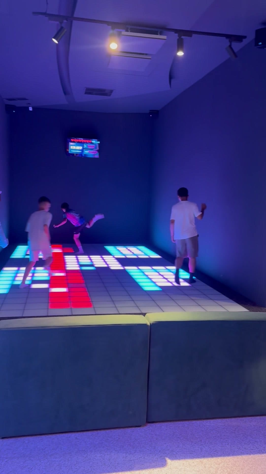 Podeaua LED interactivă în arena Hai Pixel din Chișinău