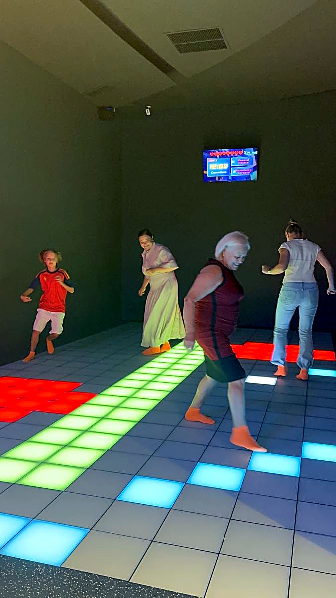 Adulți jucând pe podeaua LED verde cu alb la Hai Pixel Chișinău