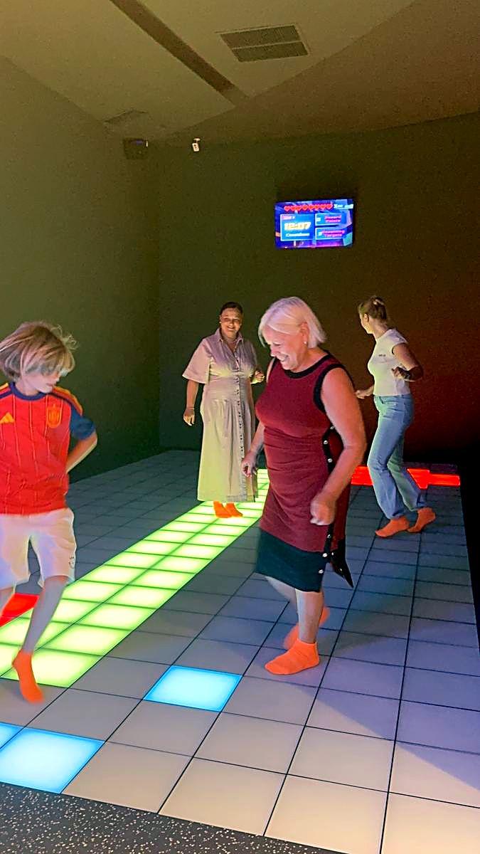 Grup de adulți răspândiți pe podeaua LED în timpul unei runde active la Hai Pixel, Chișinău