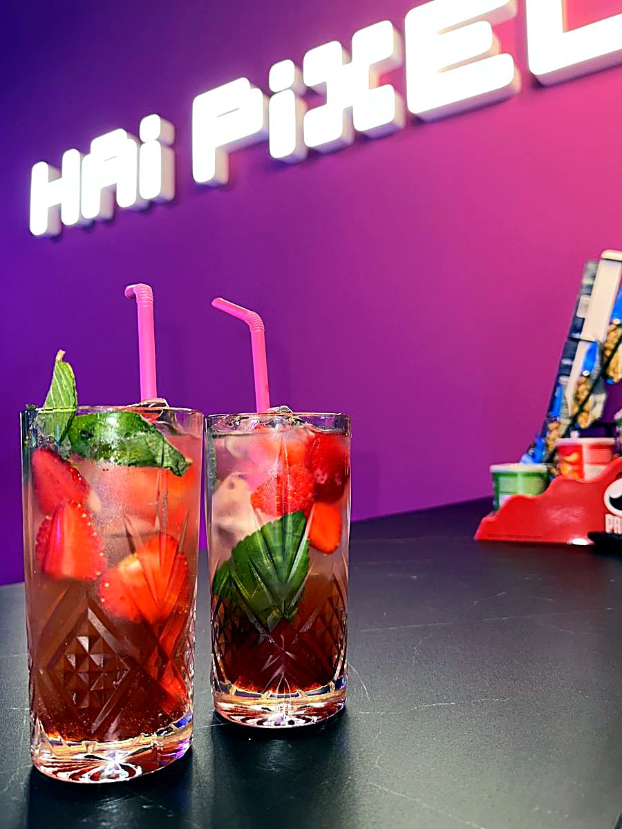 Două limonade cu căpșuni și mentă la barul Hai Pixel, sub neonul roz