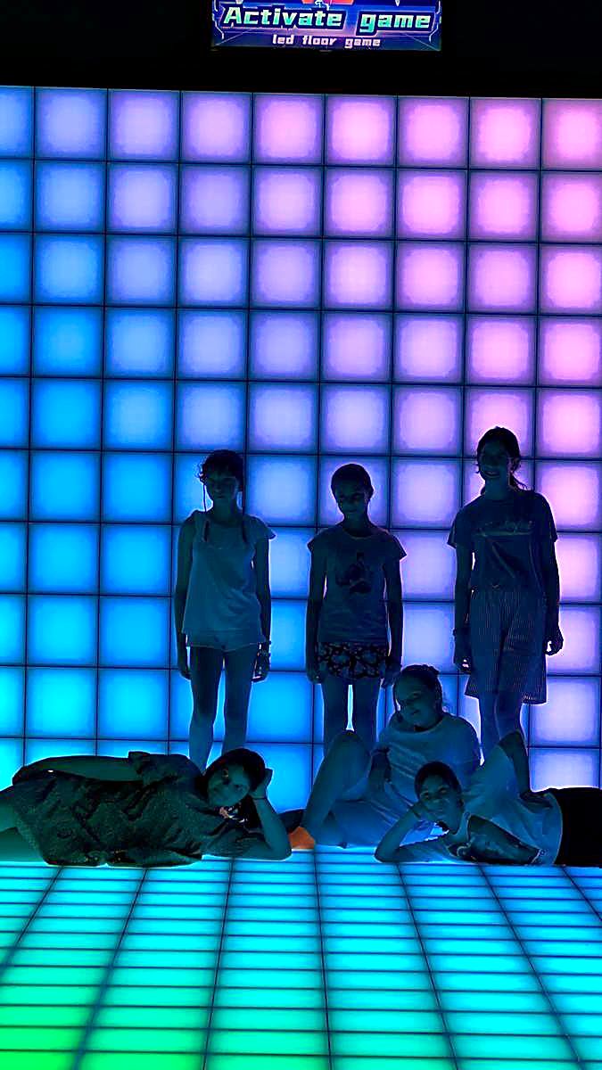 Peretele LED de la Hai Pixel Chișinău luminând albastru intens cu siluete de jucători