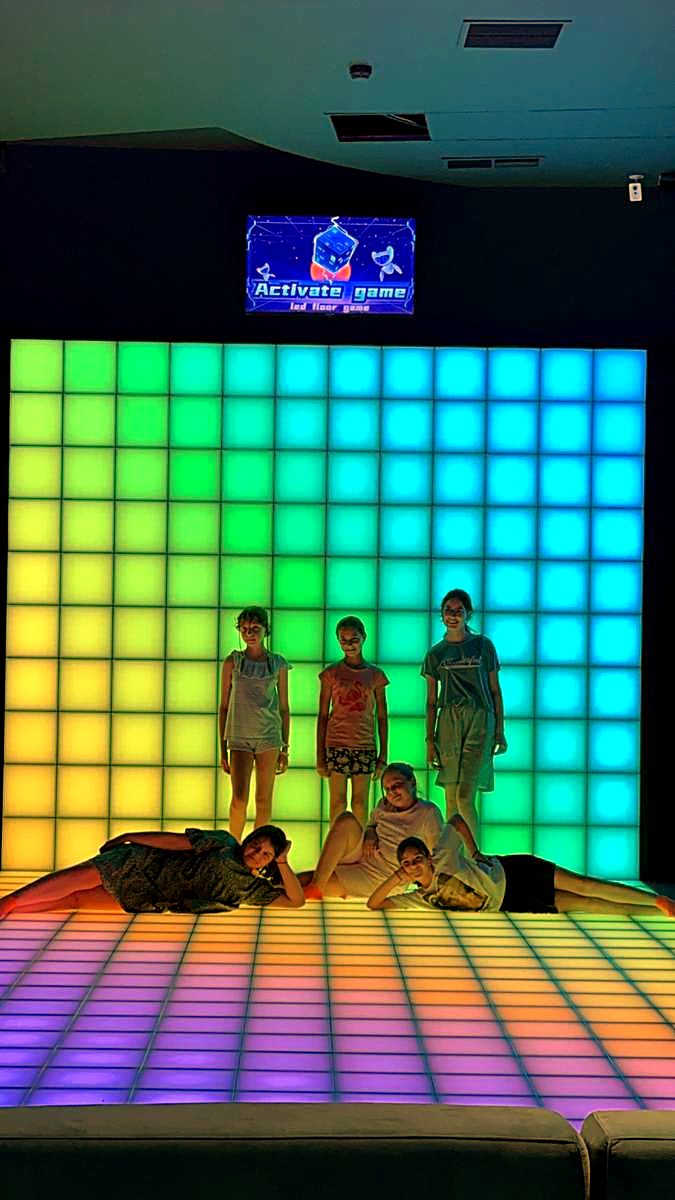 Peretele LED interactiv în degrade verde și albastru în timpul unei runde la Hai Pixel Chișinău